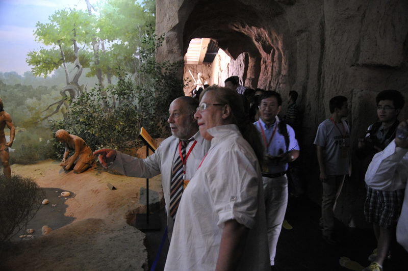 世界旧石器考古联合会副主席尼古拉·佐兹多夫一行参观水洞沟遗址博物馆