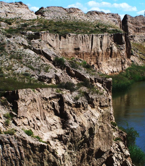 (红山湖畔的峭壁)