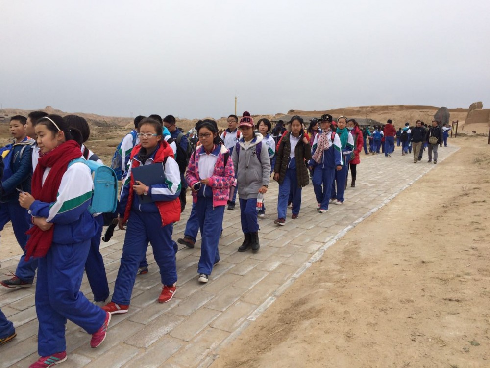 银川景博中学组织900名学生参观水洞沟遗址