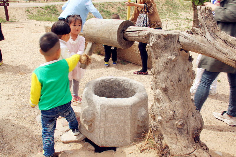 宁夏旅游水洞沟古井嬉戏