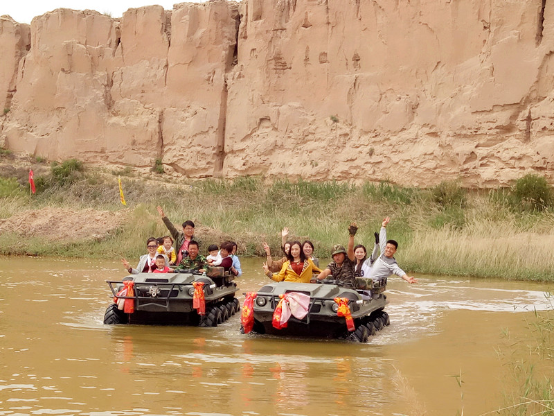 银川旅游景点水洞沟水陆两栖战车