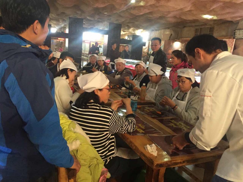 宁夏旅游景点水洞沟巧克力展快乐体验师