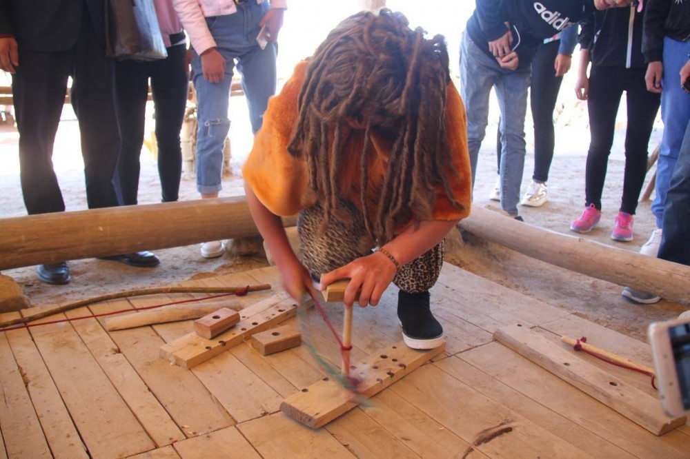 体验水洞沟原始钻木取火