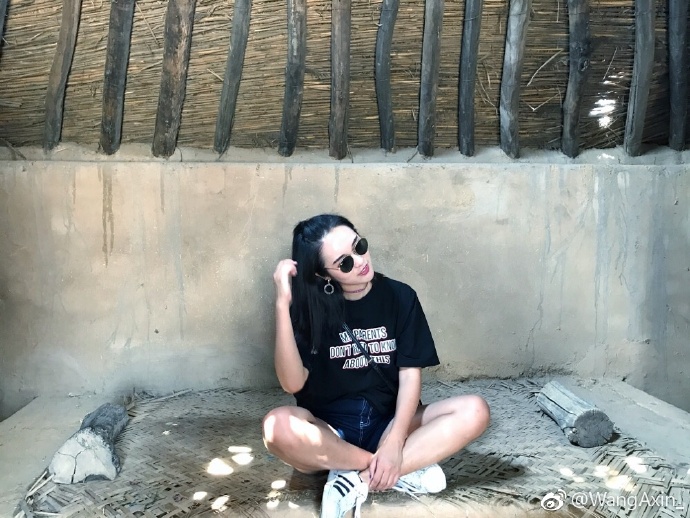 宁夏旅游水洞沟美女游客