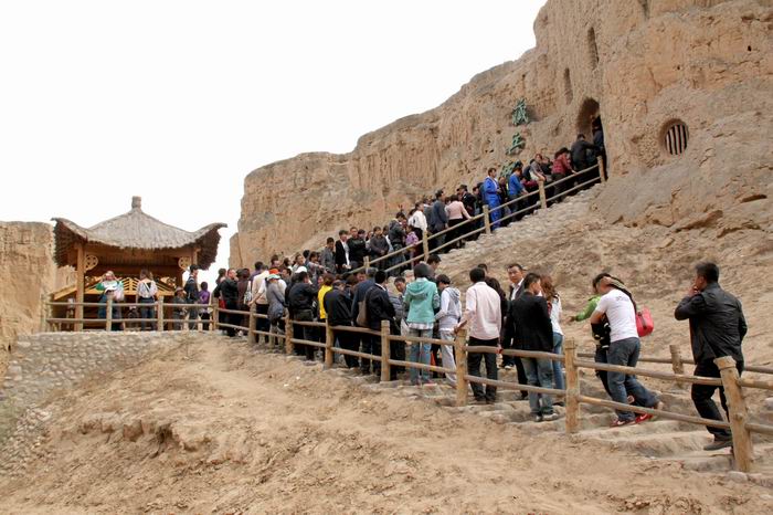 宁夏旅游景点水洞沟2011年五一假期游客参观藏兵洞